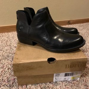 Born black booties. Size 7 1/2 40$